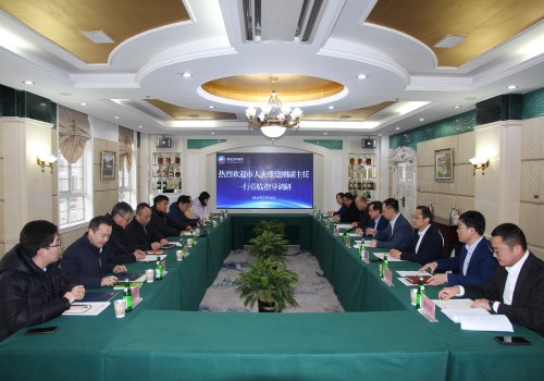 2月21日，市人大副主任張建剛一行到華東公司走訪調(diào)研，集團董事長王達、總經(jīng)理劉富華等陪同調(diào)研。飲料集團作為全市食品飲料產(chǎn)業(yè)鏈鏈主企業(yè)，要積極匹配城市發(fā)展戰(zhàn)略，帶動產(chǎn)業(yè)鏈融合發(fā)展，進一步提升品牌創(chuàng)新力和影響力，使“老字號”在創(chuàng)新中煥發(fā)“新活力”。圖為座談會現(xiàn)場(1).jpg